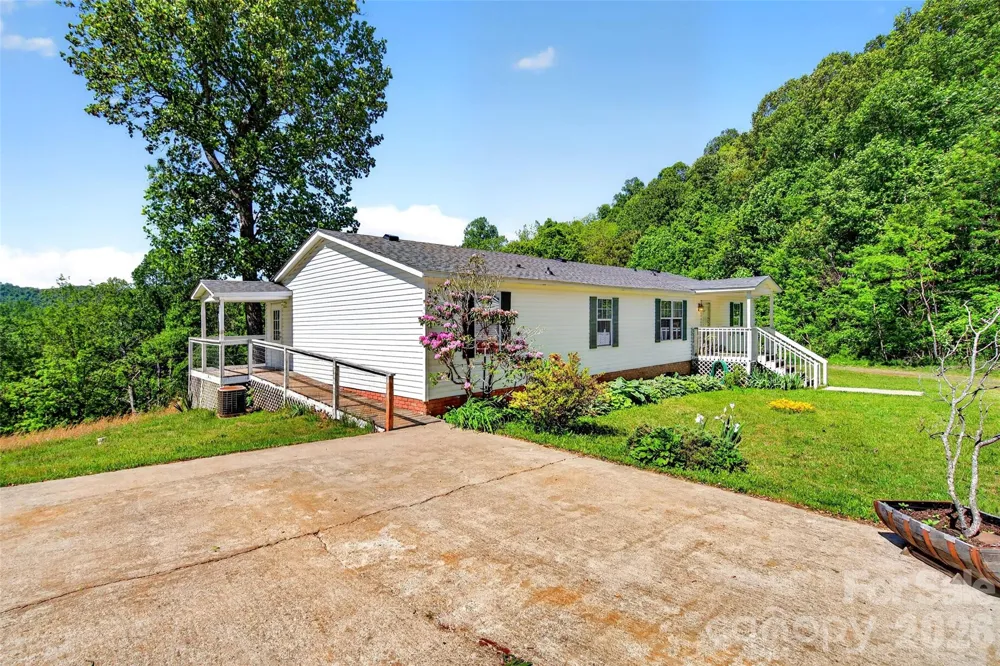 298 Wolf Crossing Bakersville, NC 28705
