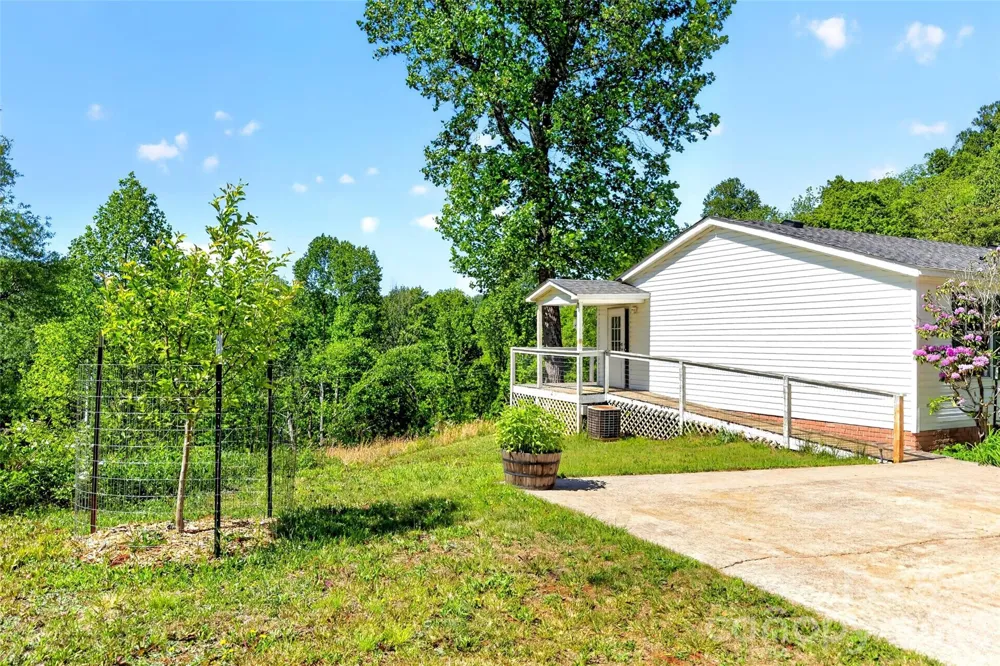 298 Wolf Crossing Bakersville, NC 28705