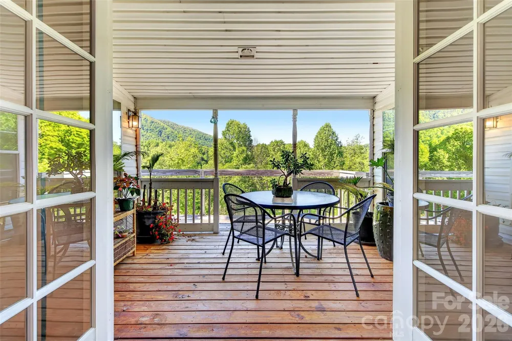 298 Wolf Crossing Bakersville, NC 28705