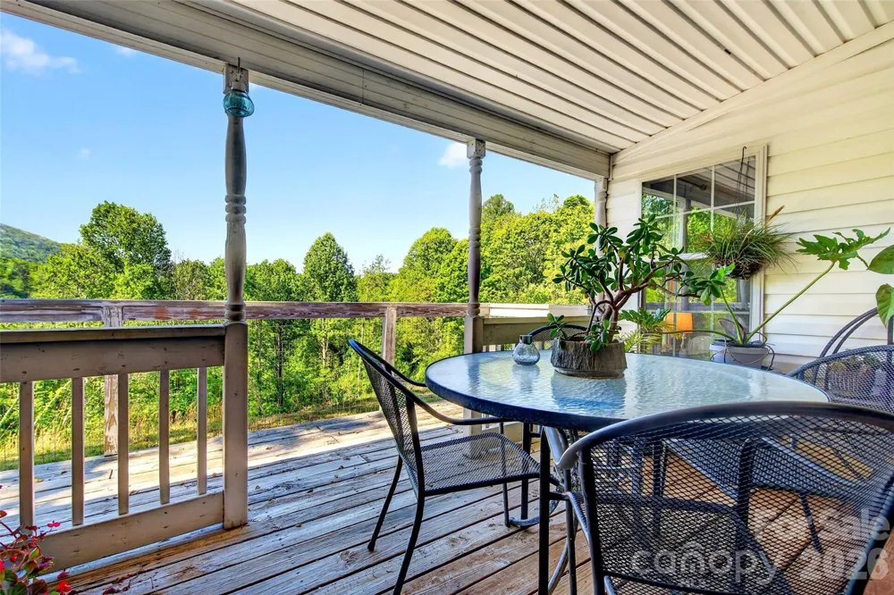 298 Wolf Crossing Bakersville, NC 28705