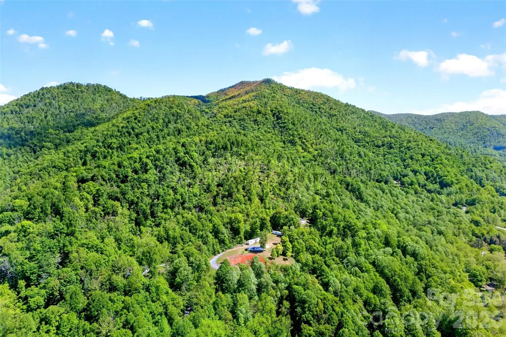 298 Wolf Crossing Bakersville, NC 28705