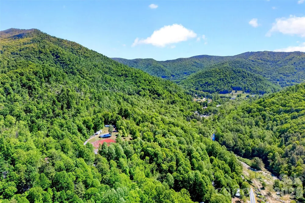 298 Wolf Crossing Bakersville, NC 28705