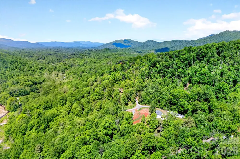 298 Wolf Crossing Bakersville, NC 28705