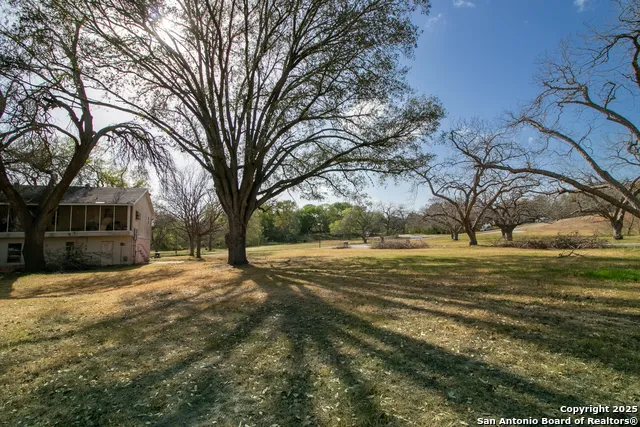 5 E Hampton Dr Seguin, TX 78155