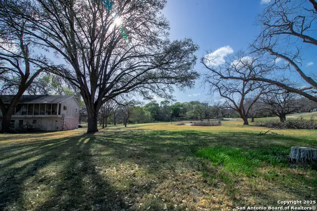 5 E Hampton Dr Seguin, TX 78155