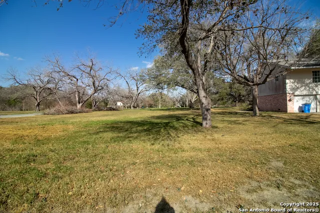 5 E Hampton Dr Seguin, TX 78155