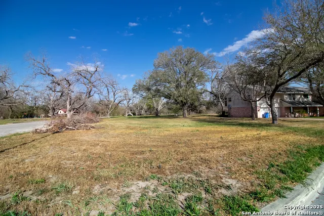 5 E Hampton Dr Seguin, TX 78155