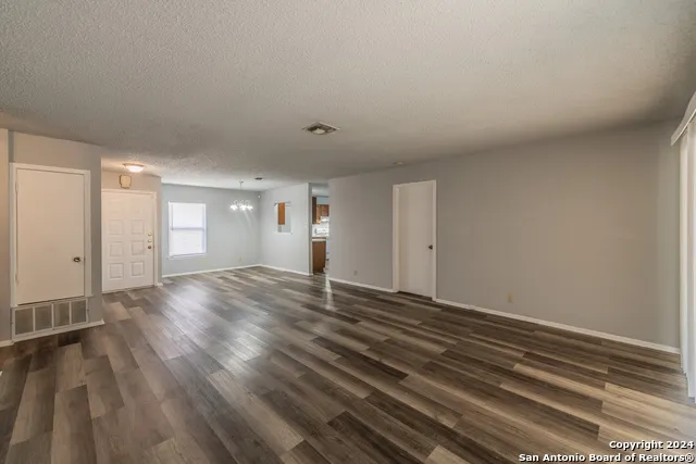 5011 thomas paine Kirby, TX 78219