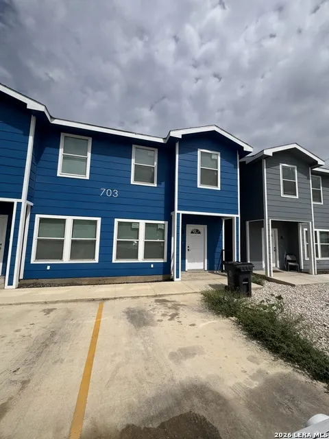 703 3RD ST Unit B Carrizo Springs, TX 78834