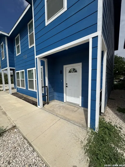 703 3RD ST Unit B Carrizo Springs, TX 78834