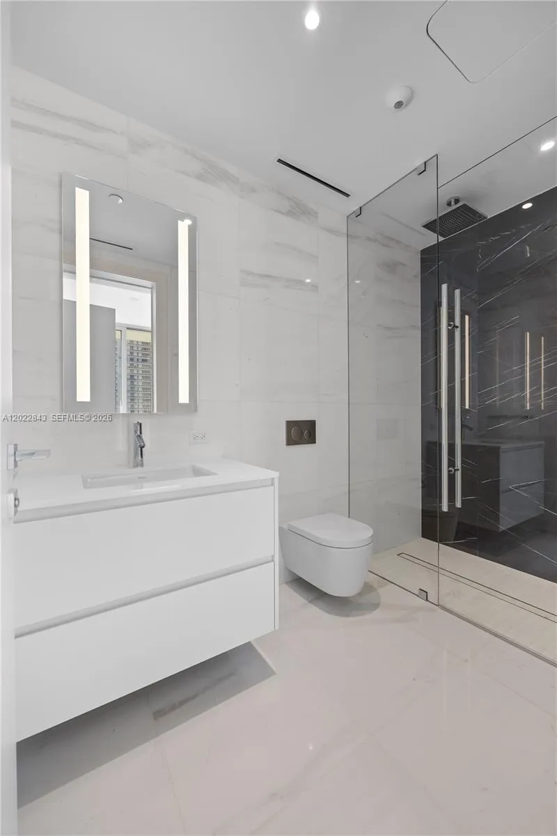300 Biscayne Blvd Way #1102 Miami, FL 33131
