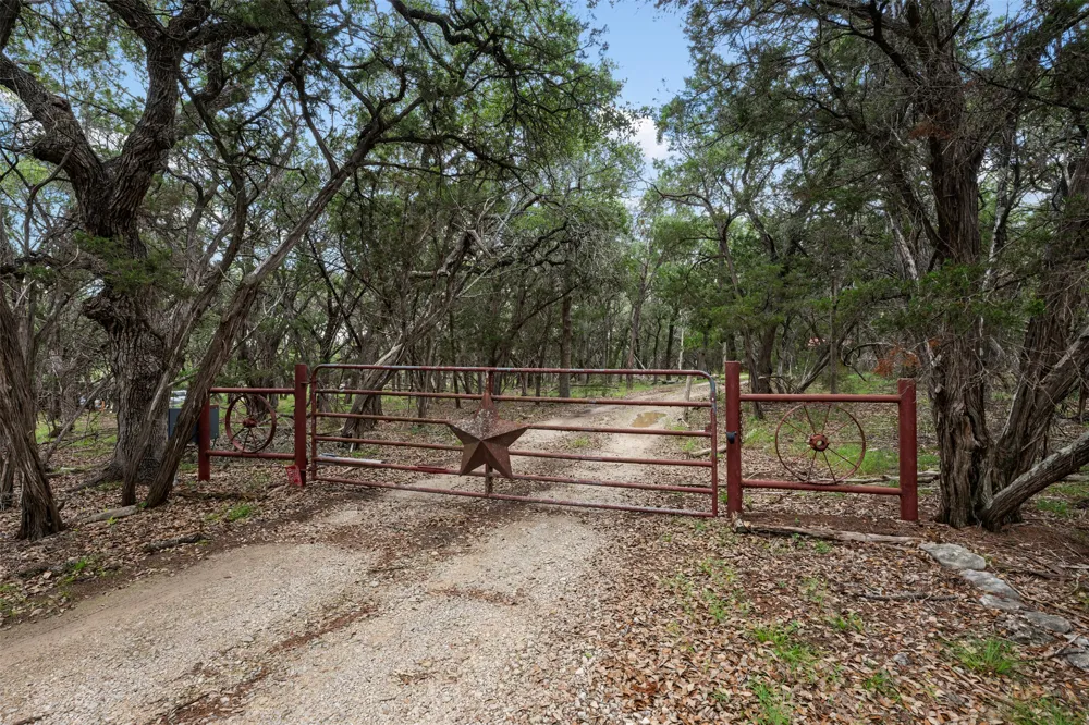 555 Hillsedge Road Wimberley, TX 78676