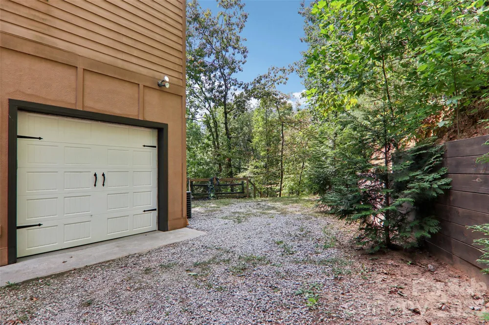184 Deep Woods Lane Saluda, NC 28773