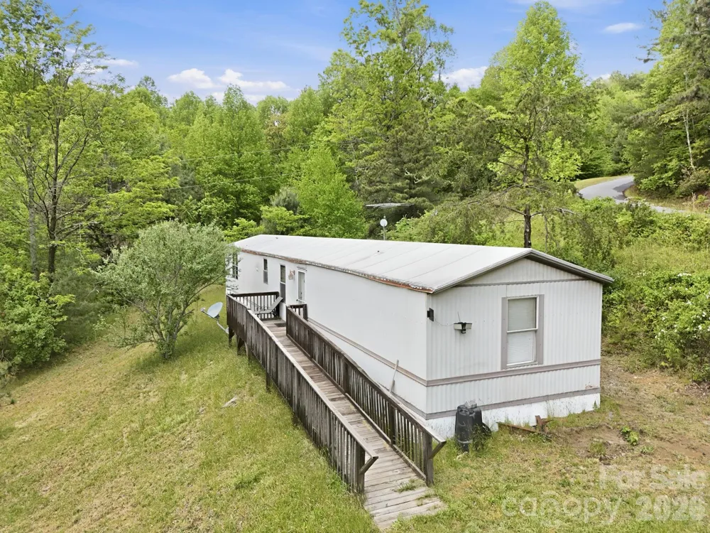 4105 Pinnacle Mountain Road Zirconia, NC 28790
