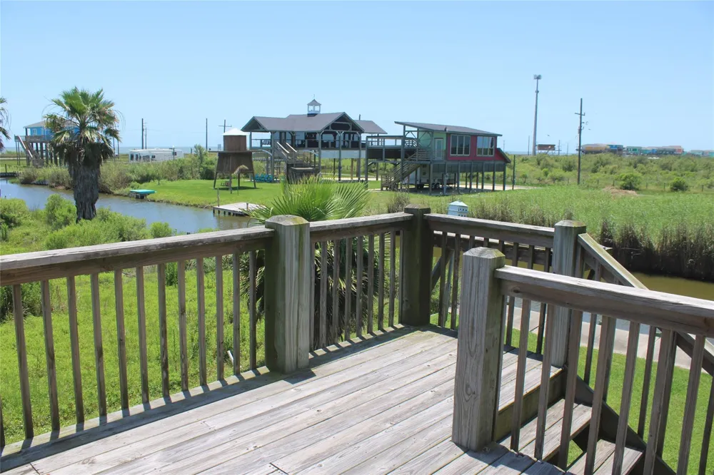 1051 Van Sant Gilchrist, TX 77617