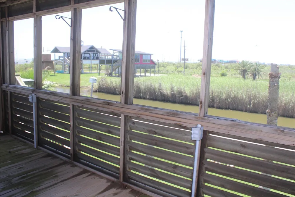 1051 Van Sant Gilchrist, TX 77617