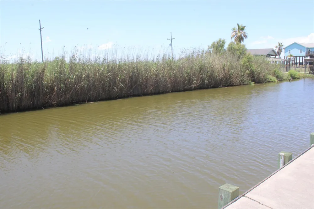 1051 Van Sant Gilchrist, TX 77617