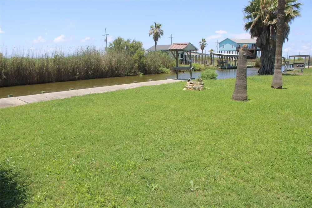 1051 Van Sant Gilchrist, TX 77617