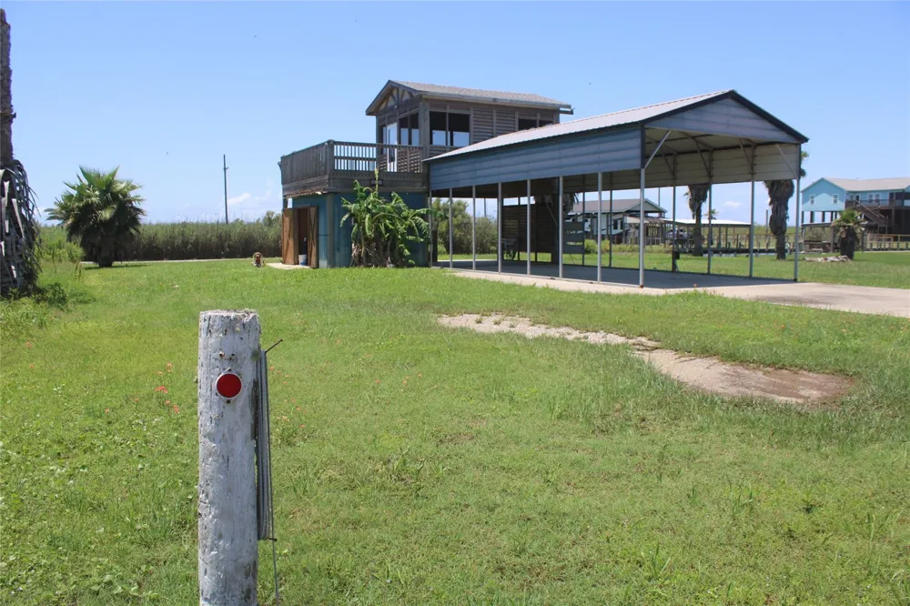1051 Van Sant Gilchrist, TX 77617
