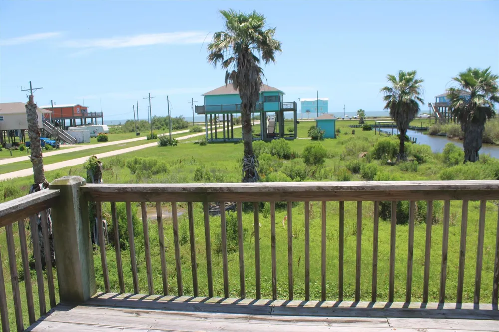 1051 Van Sant Gilchrist, TX 77617