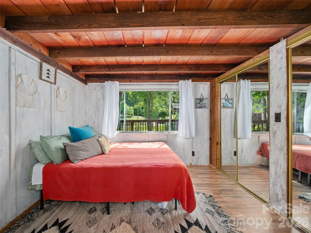 137 Mountain Farm Road Burnsville, NC 28714