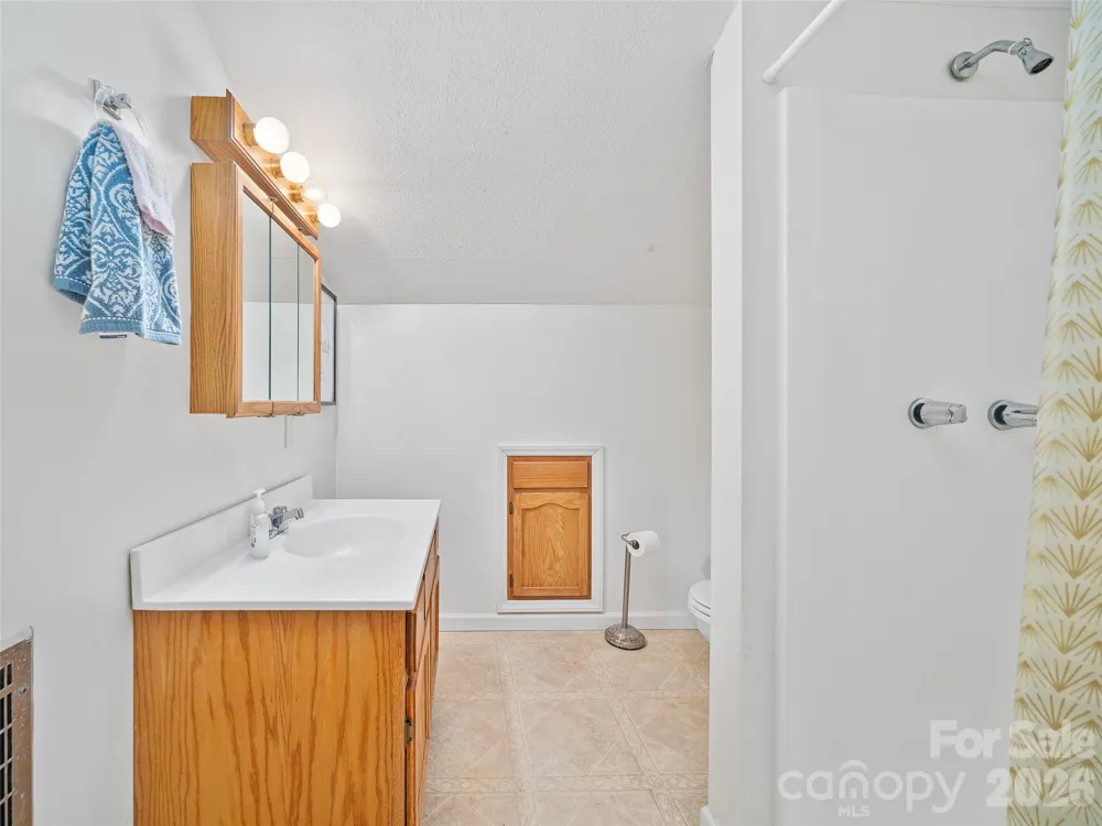 137 Mountain Farm Road Burnsville, NC 28714