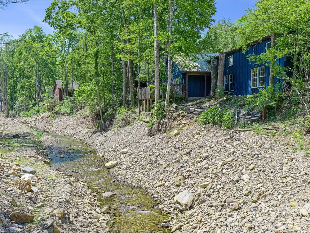 137 Mountain Farm Road Burnsville, NC 28714