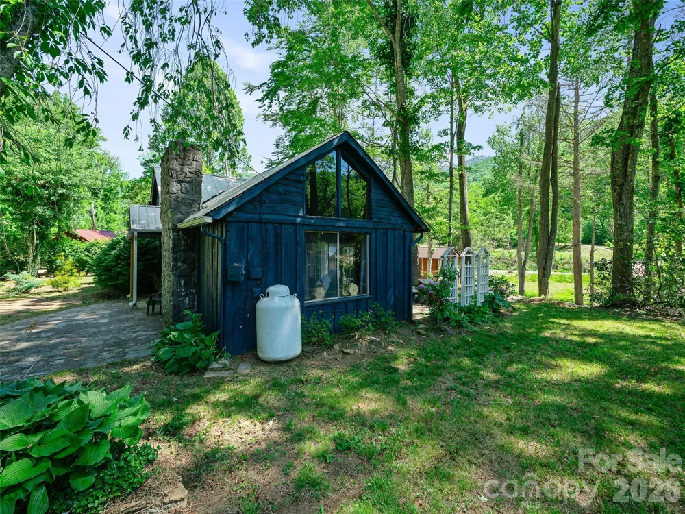 137 Mountain Farm Road Burnsville, NC 28714