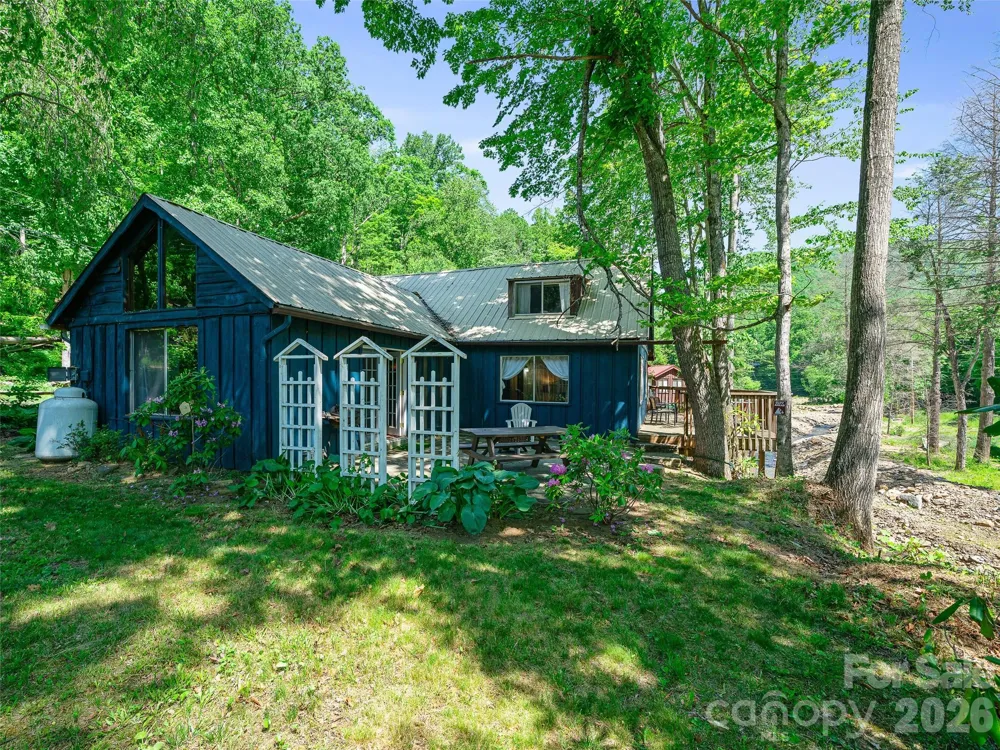 137 Mountain Farm Road Burnsville, NC 28714