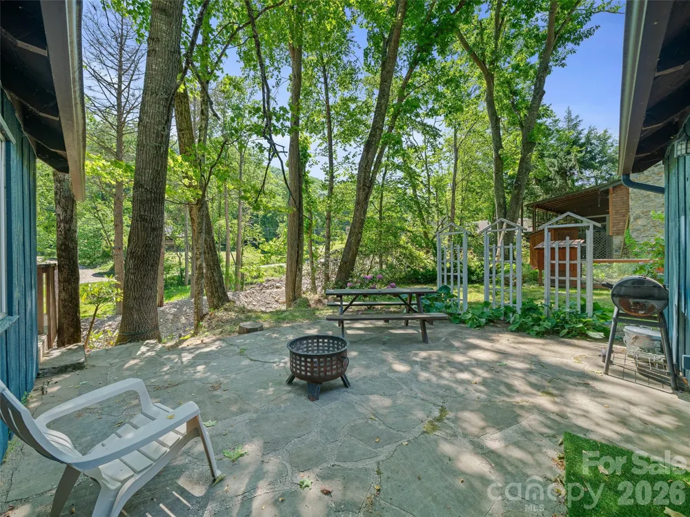 137 Mountain Farm Road Burnsville, NC 28714