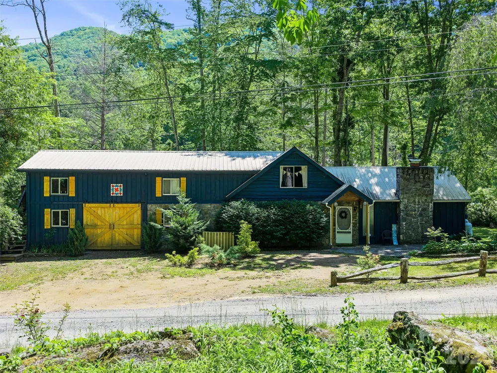 137 Mountain Farm Road Burnsville, NC 28714