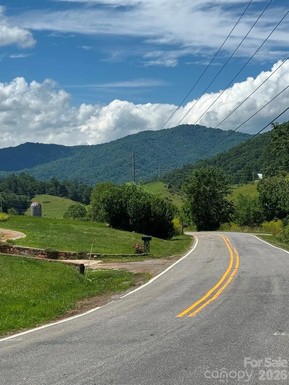 686 Hyacinth Drive Clyde, NC 28721