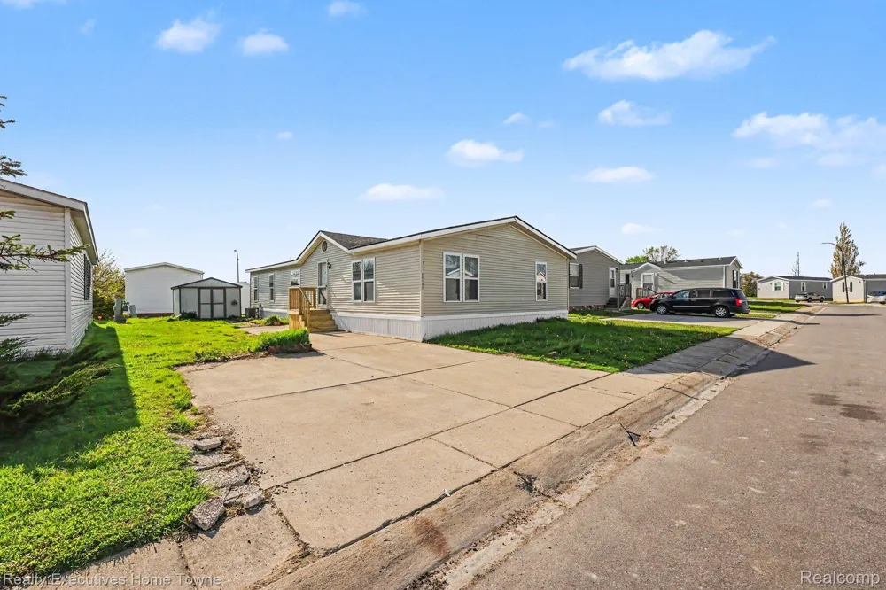 59587 Susan Ln N. New Haven Village, MI 48048