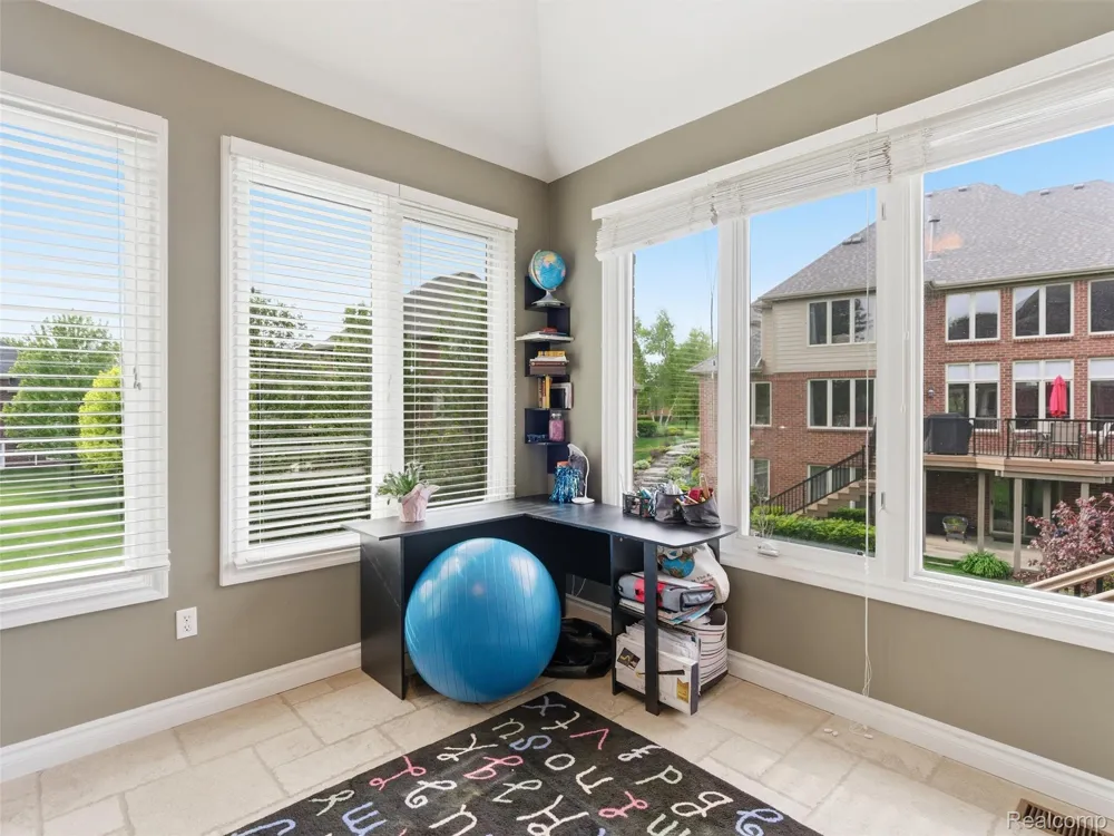 7305 Acadia Court Washington Township, MI 48095