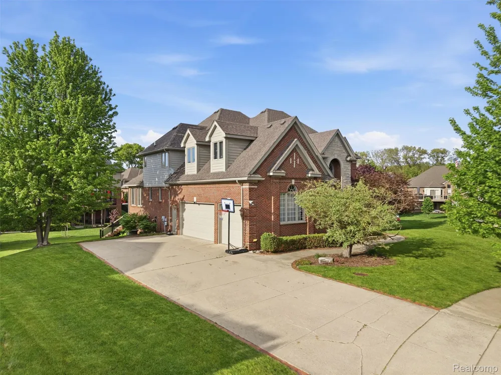 7305 Acadia Court Washington Township, MI 48095