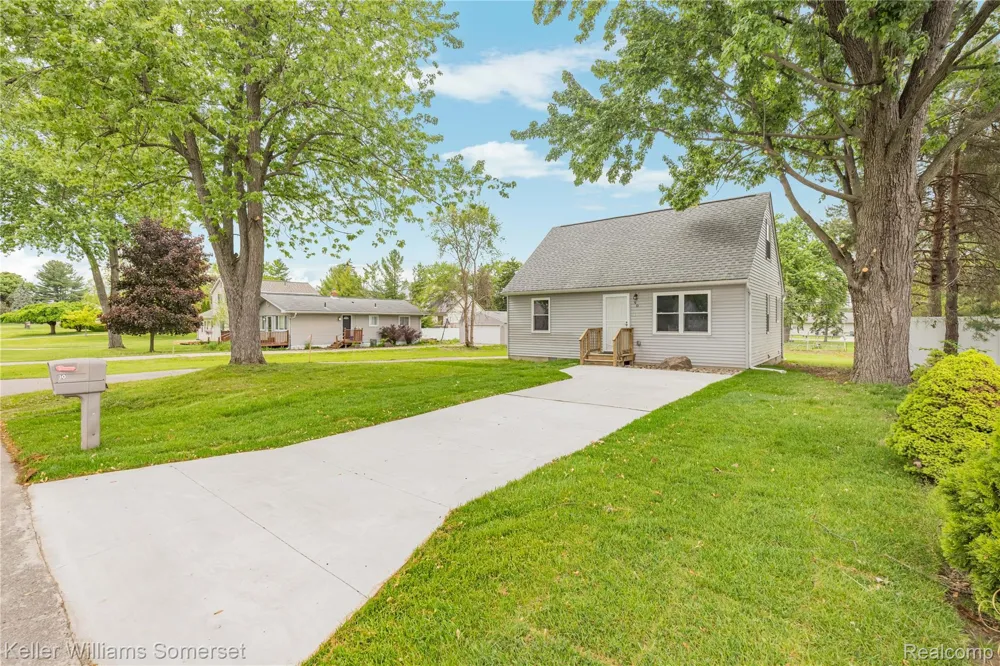 90 Tacoma Drive Troy City, MI 48084