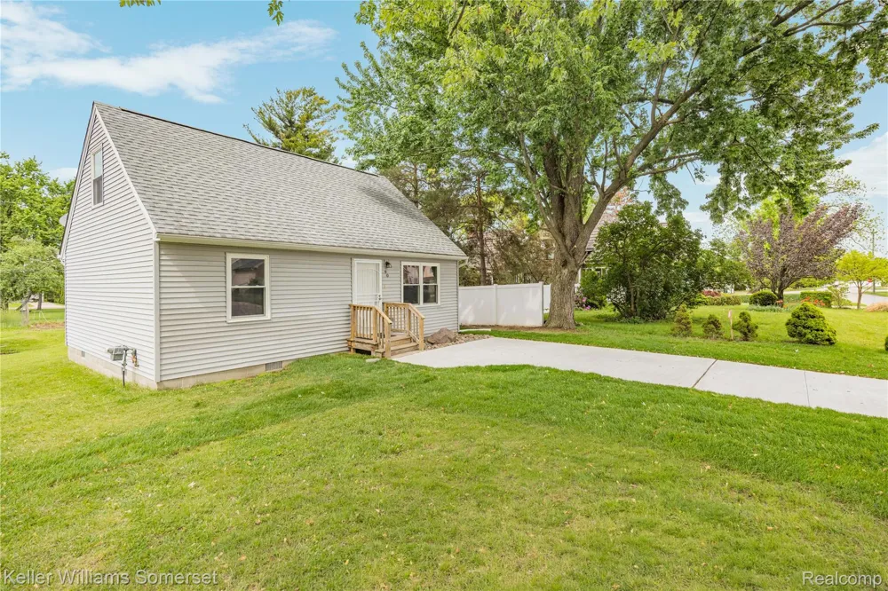 90 Tacoma Drive Troy City, MI 48084