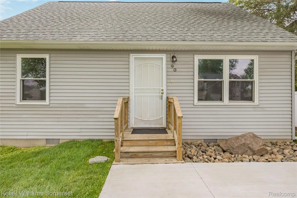 90 Tacoma Drive Troy City, MI 48084