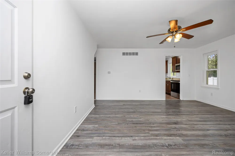 90 Tacoma Drive Troy City, MI 48084