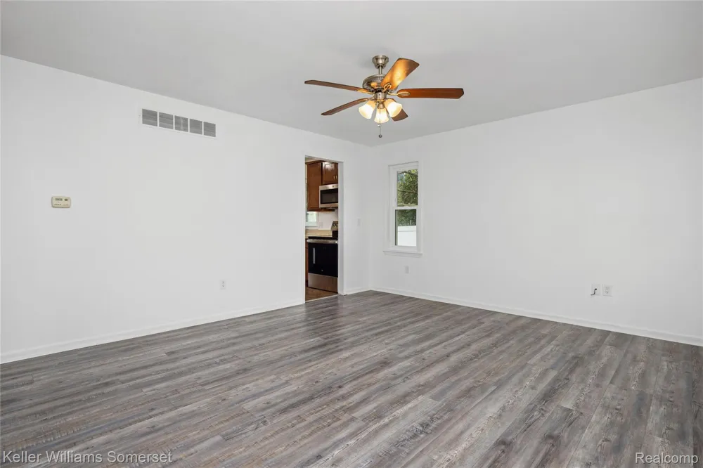 90 Tacoma Drive Troy City, MI 48084