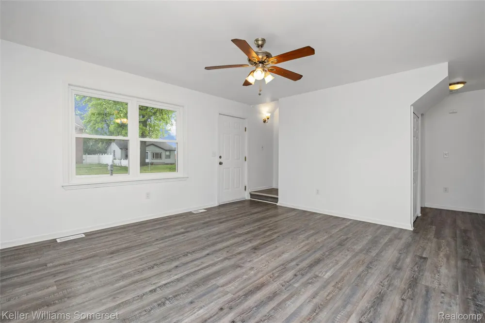 90 Tacoma Drive Troy City, MI 48084