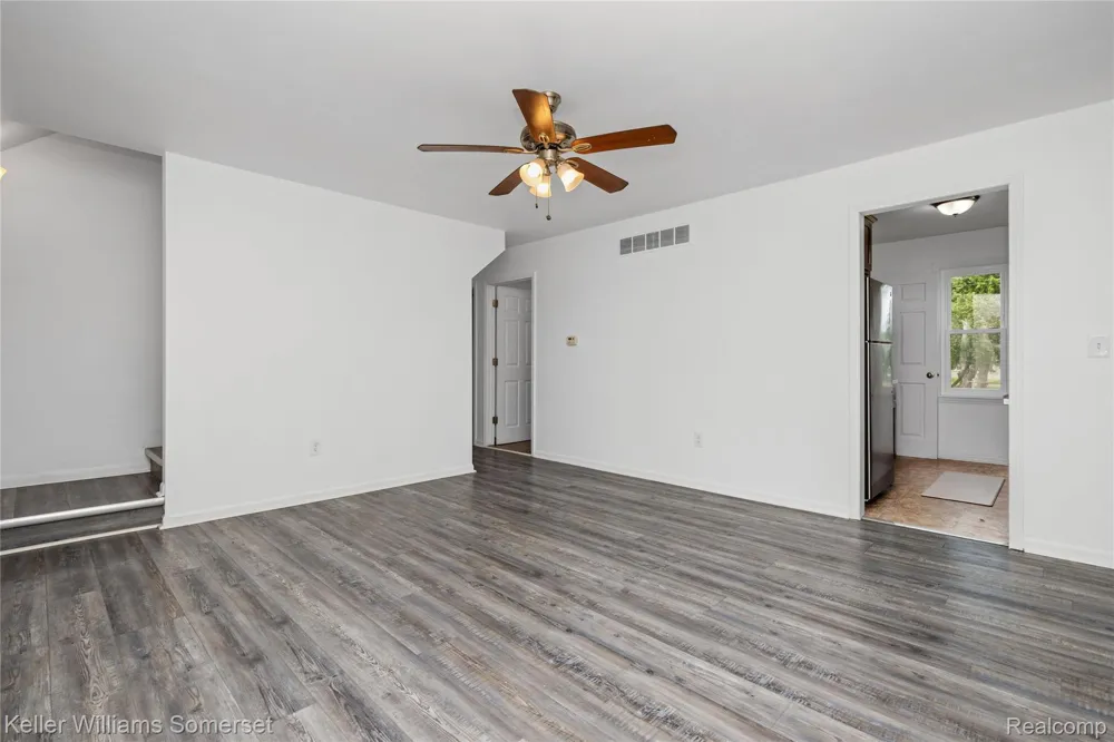90 Tacoma Drive Troy City, MI 48084