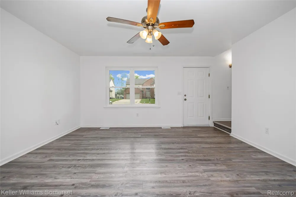 90 Tacoma Drive Troy City, MI 48084