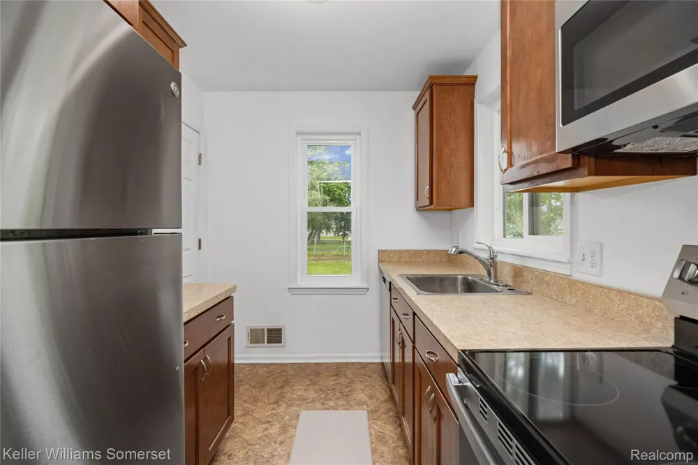 90 Tacoma Drive Troy City, MI 48084