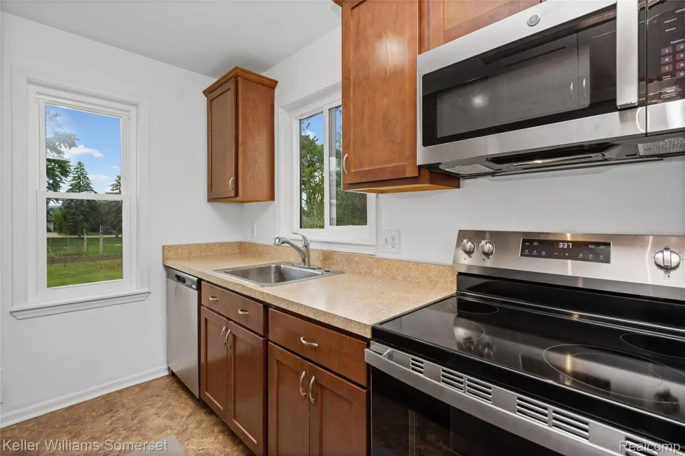 90 Tacoma Drive Troy City, MI 48084