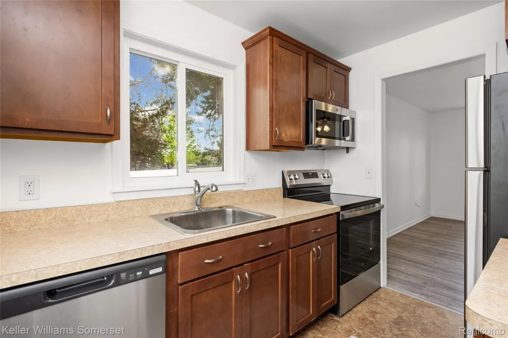 90 Tacoma Drive Troy City, MI 48084
