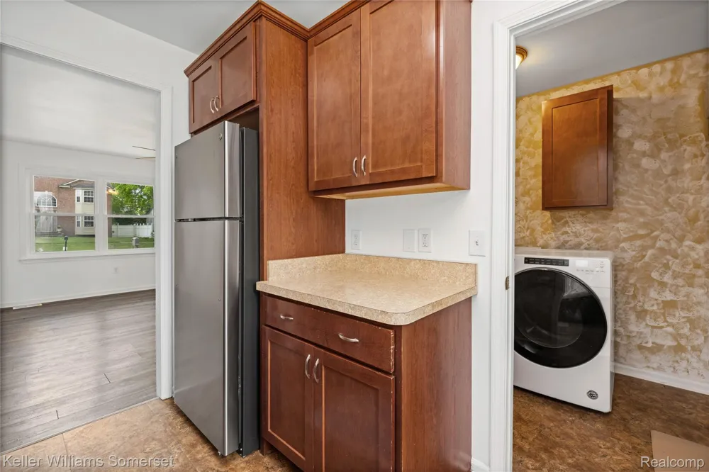 90 Tacoma Drive Troy City, MI 48084