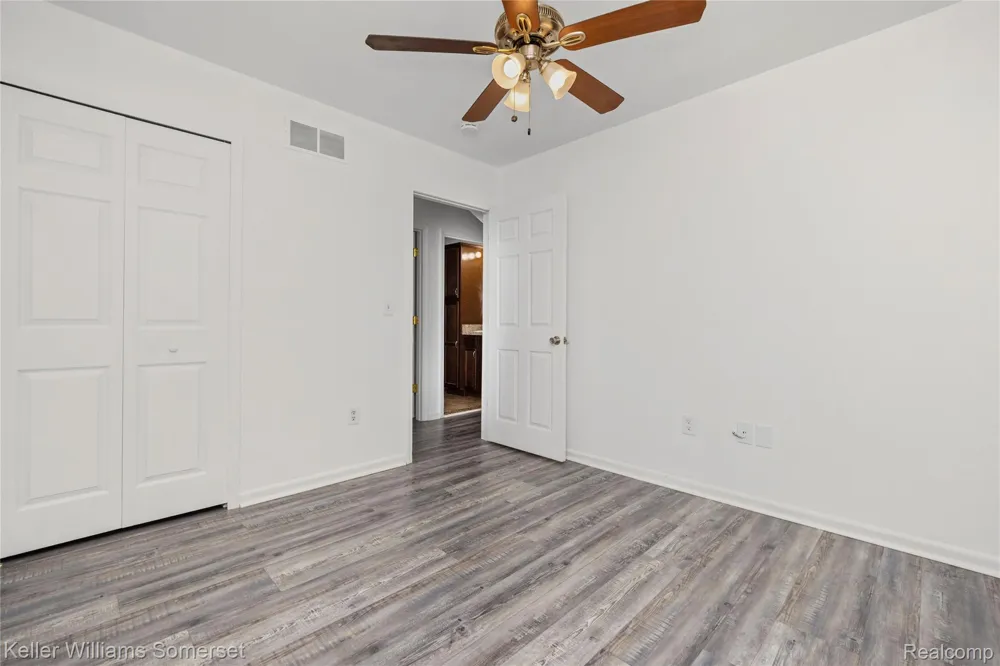 90 Tacoma Drive Troy City, MI 48084