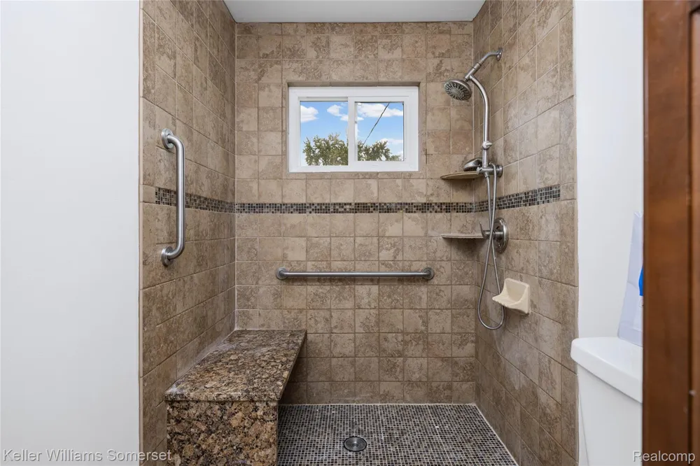 90 Tacoma Drive Troy City, MI 48084