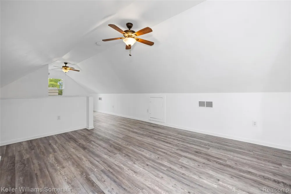 90 Tacoma Drive Troy City, MI 48084